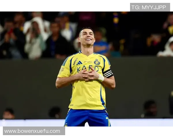 足球巨星与儿子温馨合影展现父子情深瞬间引发网友热议 足球巨星与儿子温馨合影展现父子情深瞬间引发网友热议